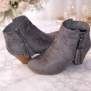 🌹 Maurice’s size 8.5 Gray Suede Ankle Boots with zipper tassels